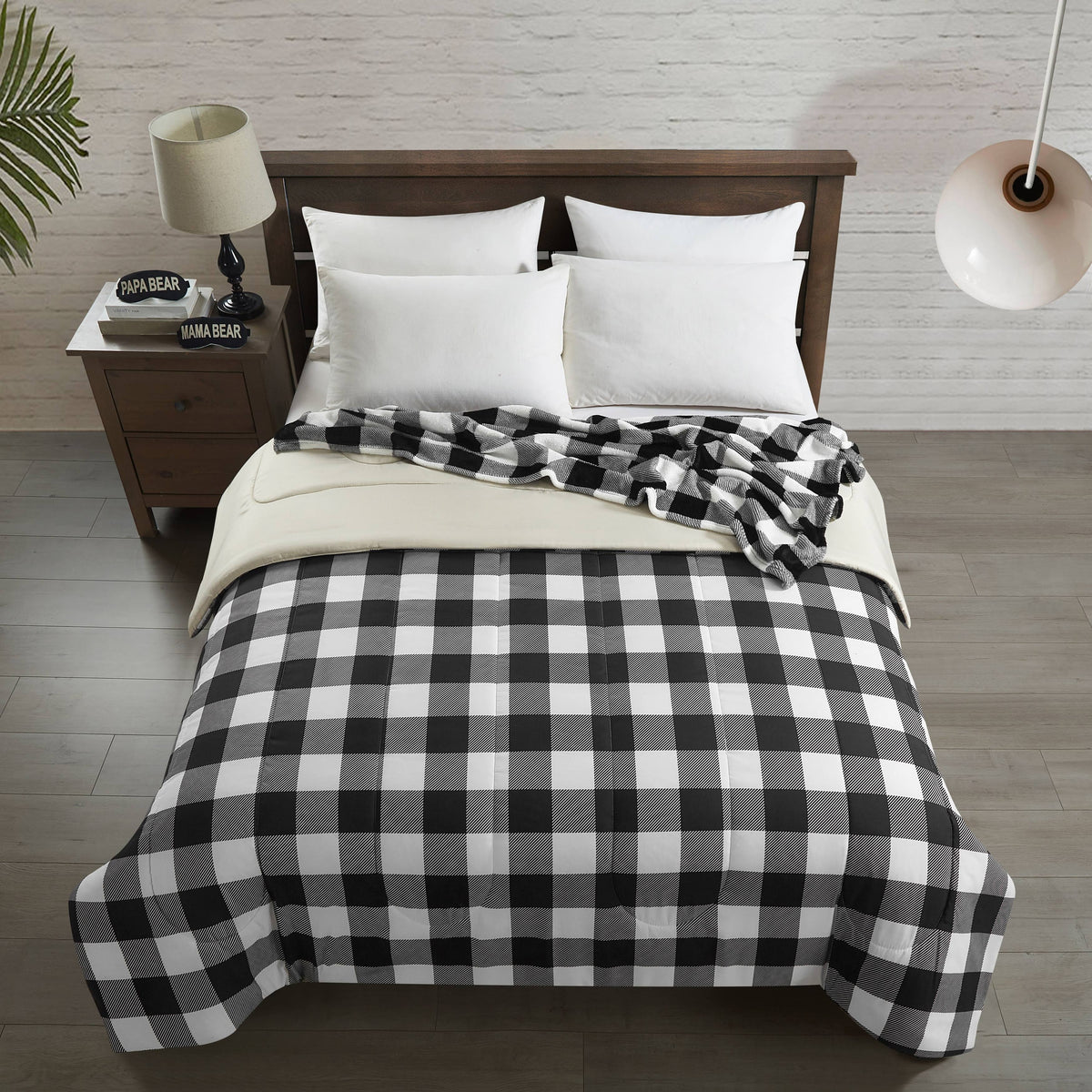 4 Piece Queen Comforter Set with Throw and 2 Eyemasks D9683